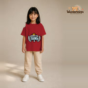 T-Shirt für Mädchen in Rot mit Motiv „Geboren zum Träumen“, getragen von einem Kind – Wunderknirps.