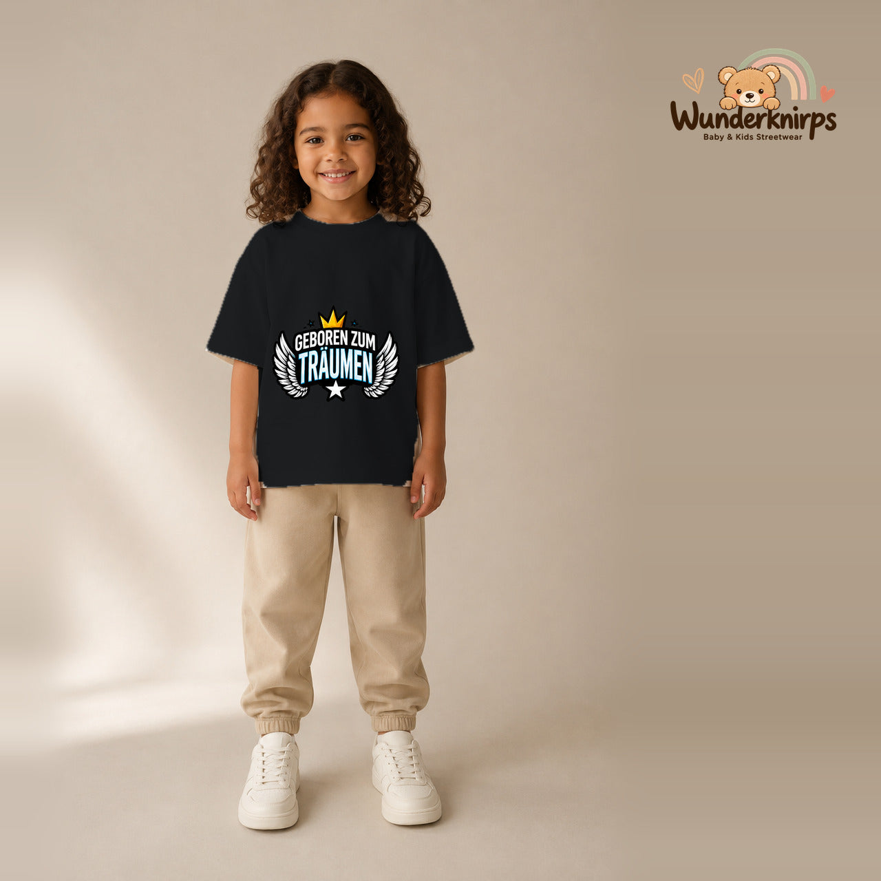 T-Shirt für Mädchen in Schwarz mit Motiv „Geboren zum Träumen“, getragen von einem Kind – Wunderknirps.