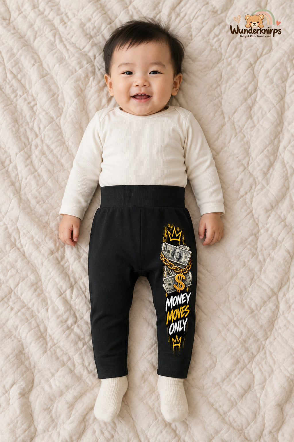 Money-Motiv Streetstyle – Money moves only – Babyhose für Jungen: Schwarz mit Money-Motiv-Druck am Hosenbein – Wunderknirps.