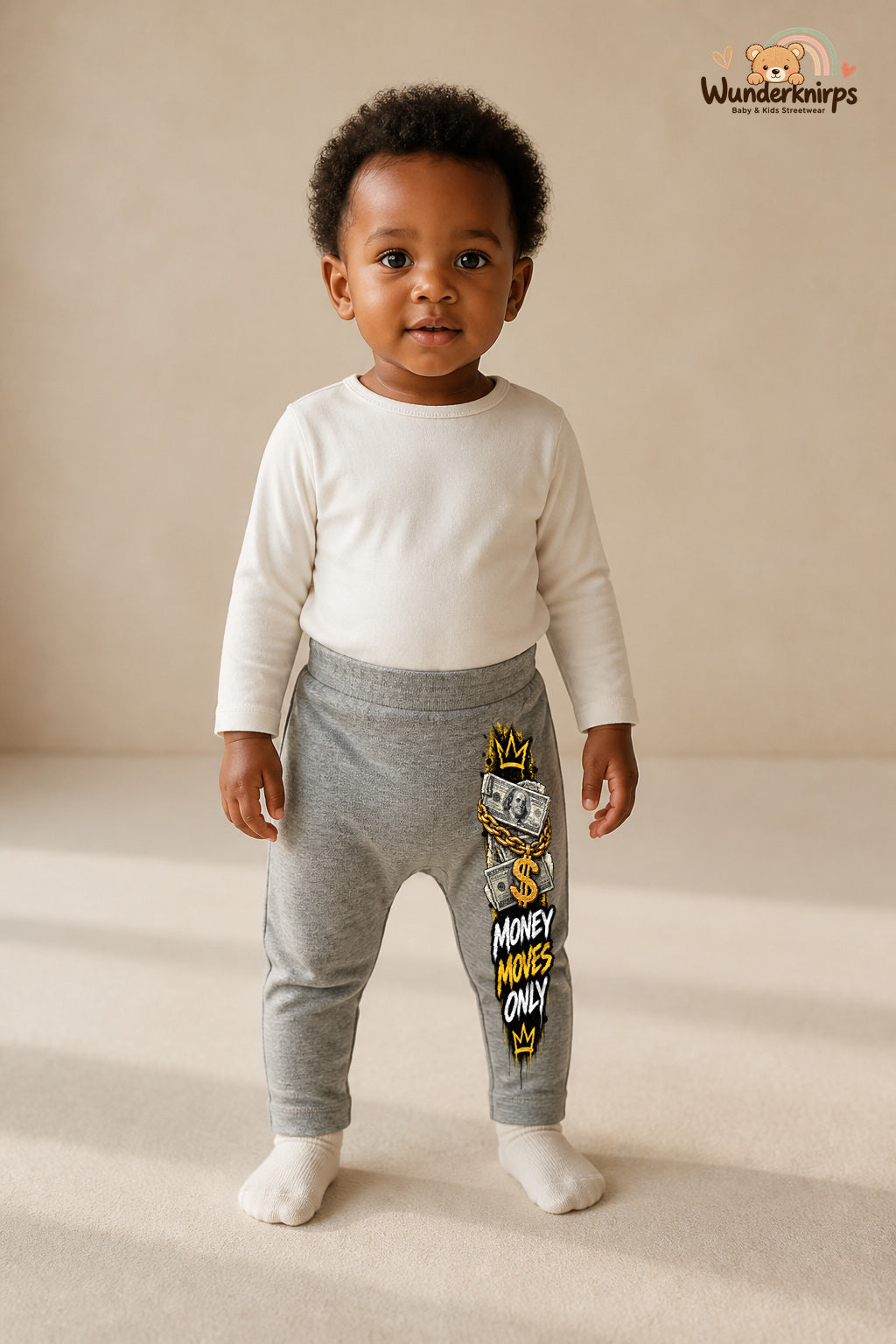 Kleine Weltentdeckerin: Money moves only – Babyhose für Mädchen: Grau meliert mit Money-Motiv-Druck am Hosenbein – Wunderknirps.