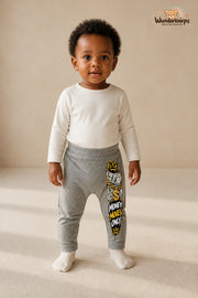 Kleine Weltentdeckerin: Money moves only – Babyhose für Mädchen: Grau meliert mit Money-Motiv-Druck am Hosenbein – Wunderknirps.