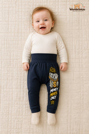 Kleine Weltentdeckerin: Money moves only – Babyhose für Mädchen: Navy mit Money-Motiv-Druck am Hosenbein – Wunderknirps.