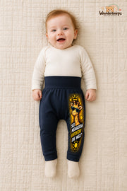 Giraffe Lieblingslook – Sei neugierig entdecke die welt – Babyhose für Mädchen: Navy mit Giraffe-Druck am Hosenbein – Wunderknirps.