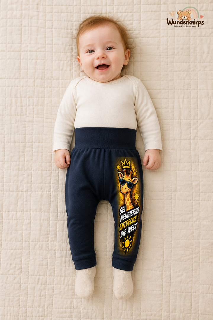 Giraffe Lieblingslook – Sei neugierig entdecke die welt – Babyhose für Mädchen: Navy mit Giraffe-Druck am Hosenbein – Wunderknirps.