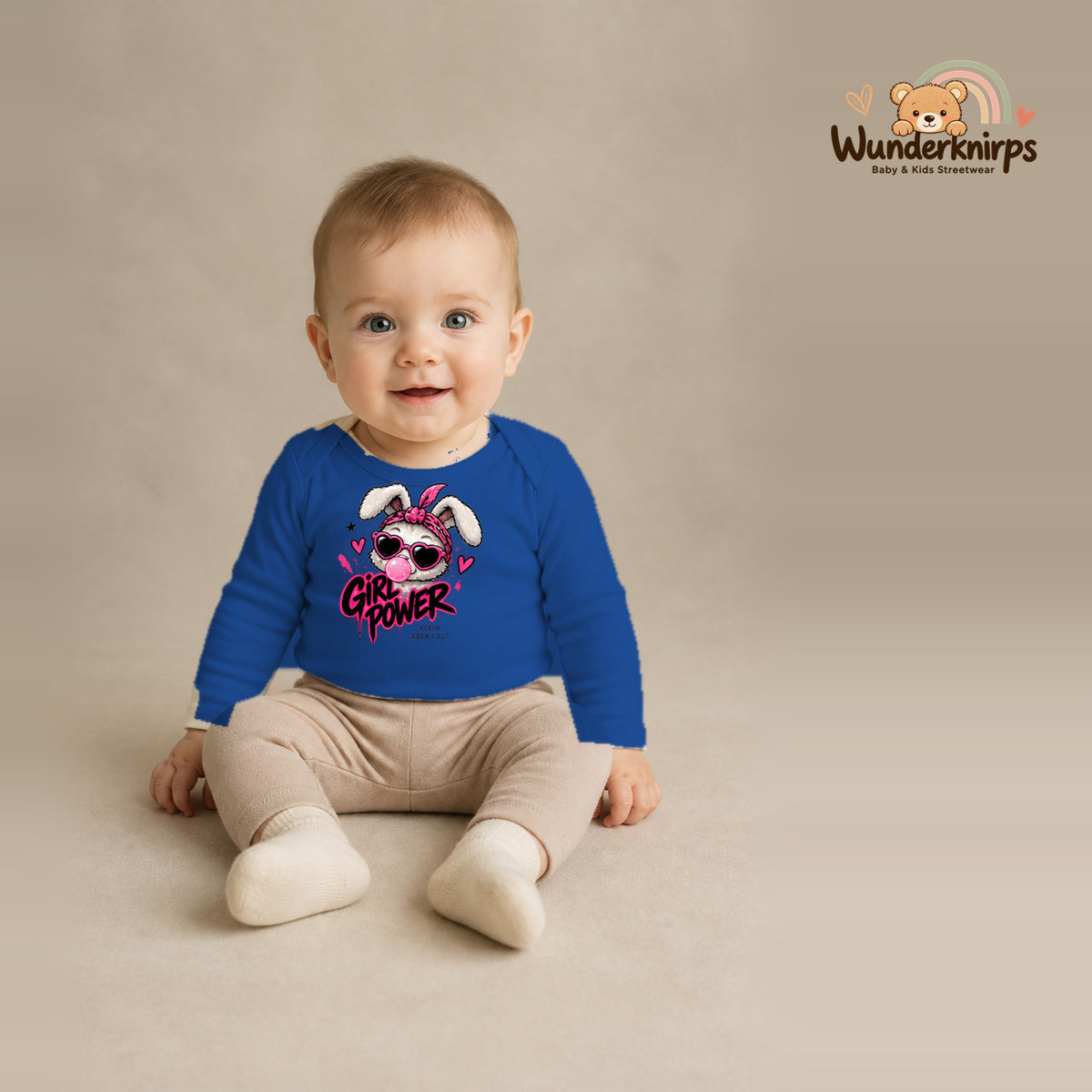 Babybody für Jungen in Blau mit Motiv „Girl Power“, getragen von einem Kind – Wunderknirps.