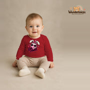 Babybody für Jungen in Rot mit Motiv „Girl Power“, getragen von einem Kind – Wunderknirps.