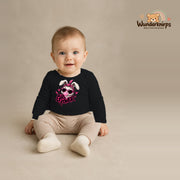 Babybody für Jungen in Schwarz mit Motiv „Girl Power“, getragen von einem Kind – Wunderknirps.