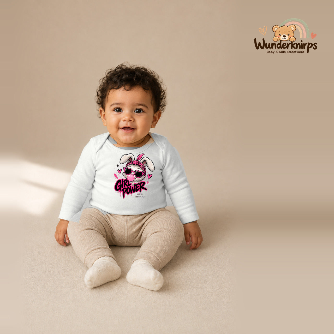 Babybody für Jungen in Weiß mit Motiv „Girl Power“, getragen von einem Kind – Wunderknirps.