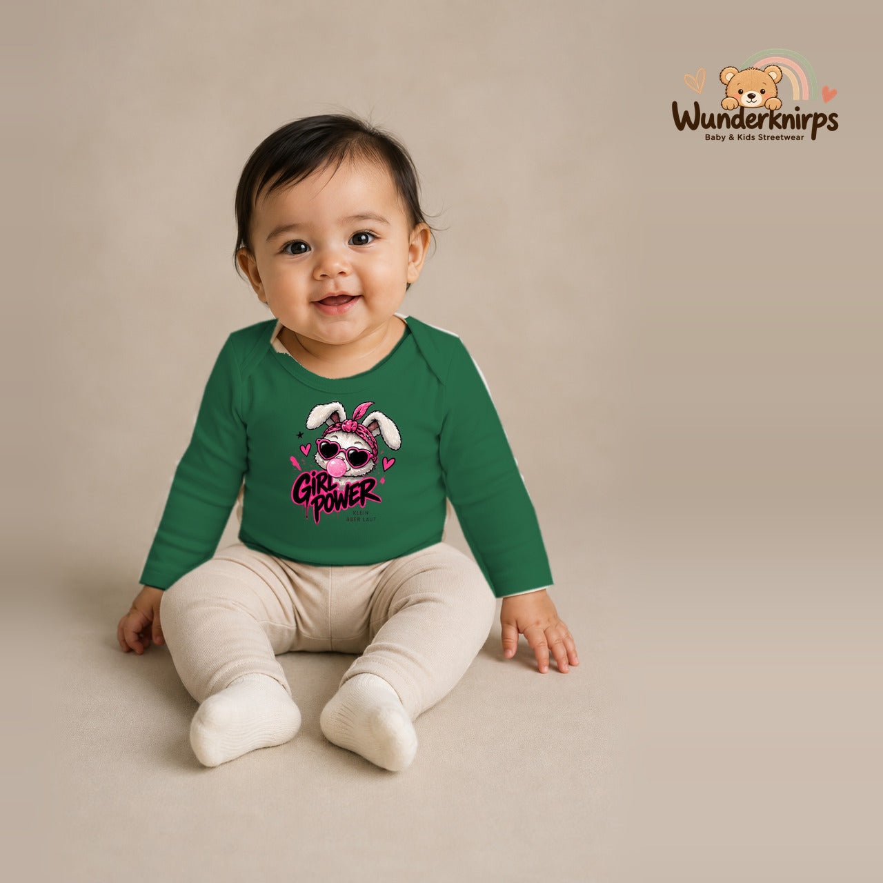 Babybody für Mädchen in Grün mit Motiv „Girl Power“, getragen von einem Kind – Wunderknirps.