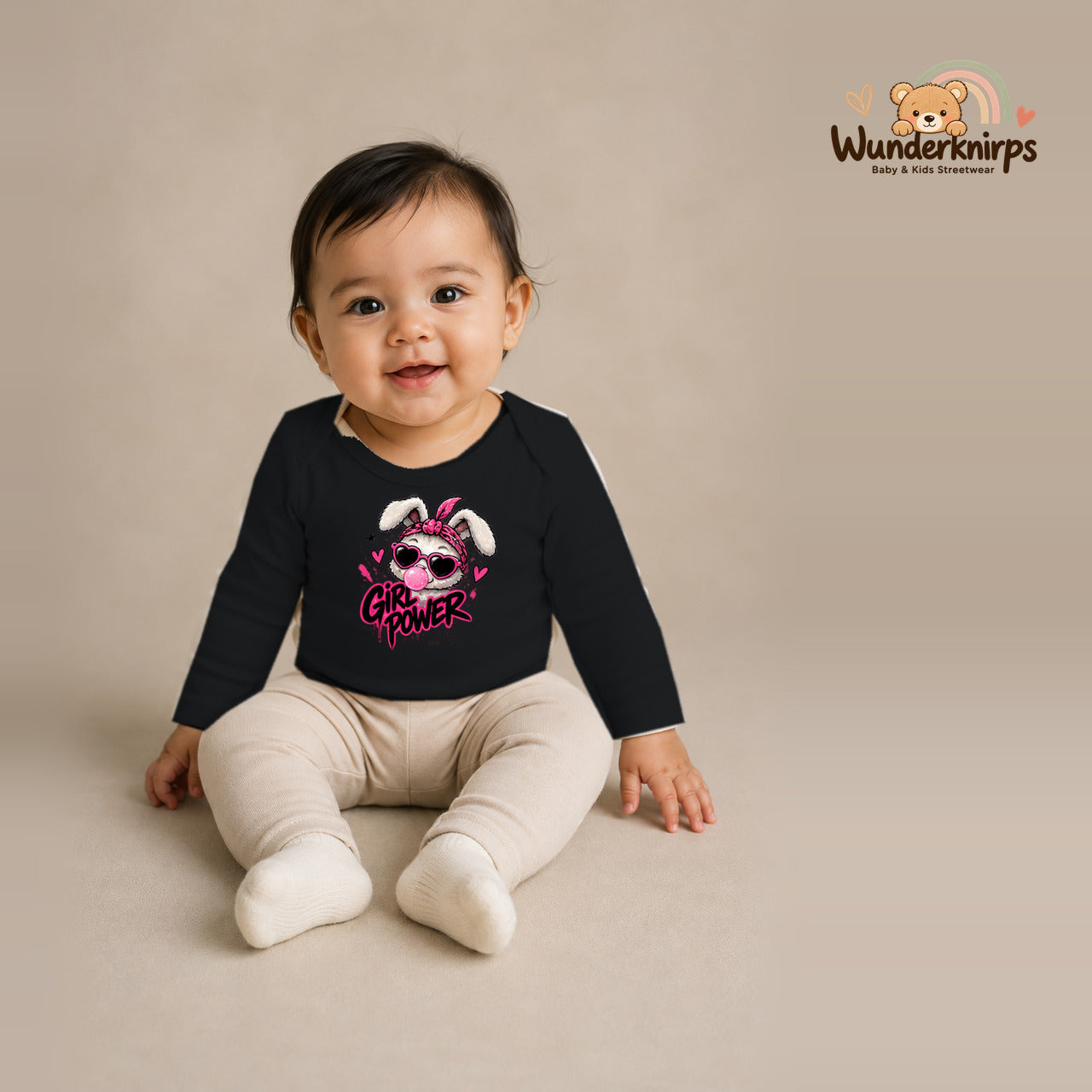 Babybody für Mädchen in Schwarz mit Motiv „Girl Power“, getragen von einem Kind – Wunderknirps.
