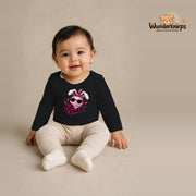 Babybody für Mädchen in Schwarz mit Motiv „Girl Power“, getragen von einem Kind – Wunderknirps.