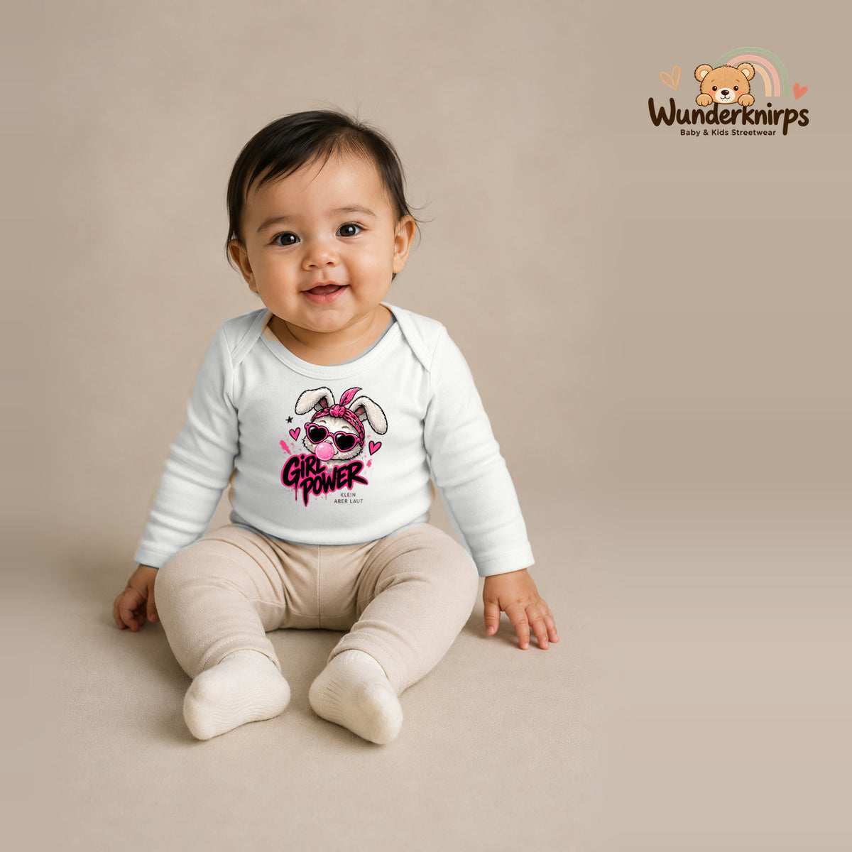 Babybody für Mädchen in Weiß mit Motiv „Girl Power“, getragen von einem Kind – Wunderknirps.
