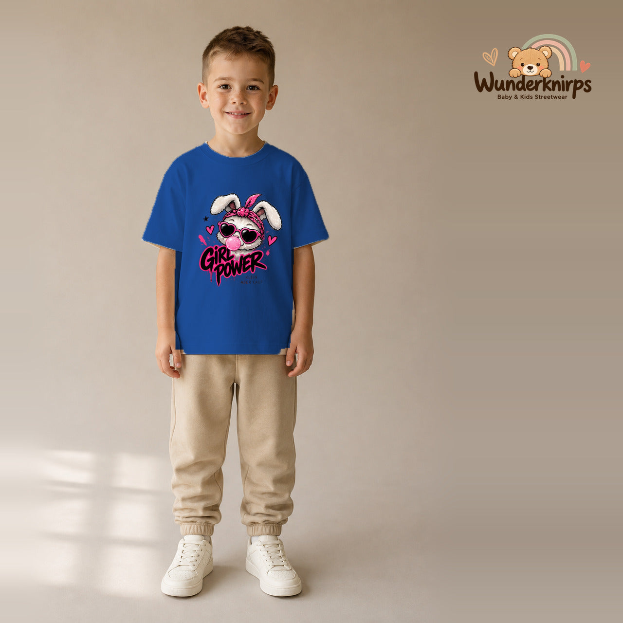 T-Shirt für Jungen in Blau mit Motiv „Girl Power“, getragen von einem Kind – Wunderknirps.