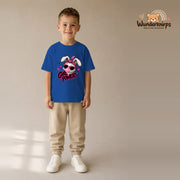 T-Shirt für Jungen in Blau mit Motiv „Girl Power“, getragen von einem Kind – Wunderknirps.