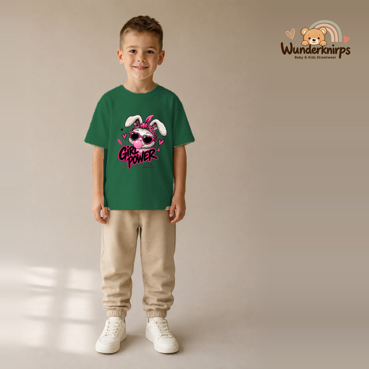 T-Shirt für Jungen in Grün mit Motiv „Girl Power“, getragen von einem Kind – Wunderknirps.