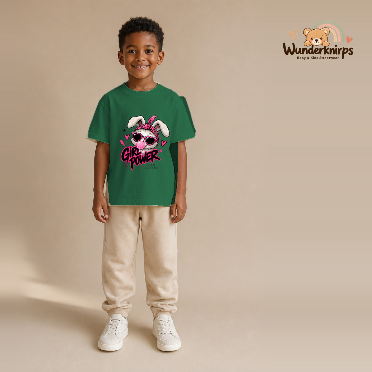 T-Shirt für Jungen in Grün mit Motiv „Girl Power“, getragen von einem Kind – Wunderknirps.