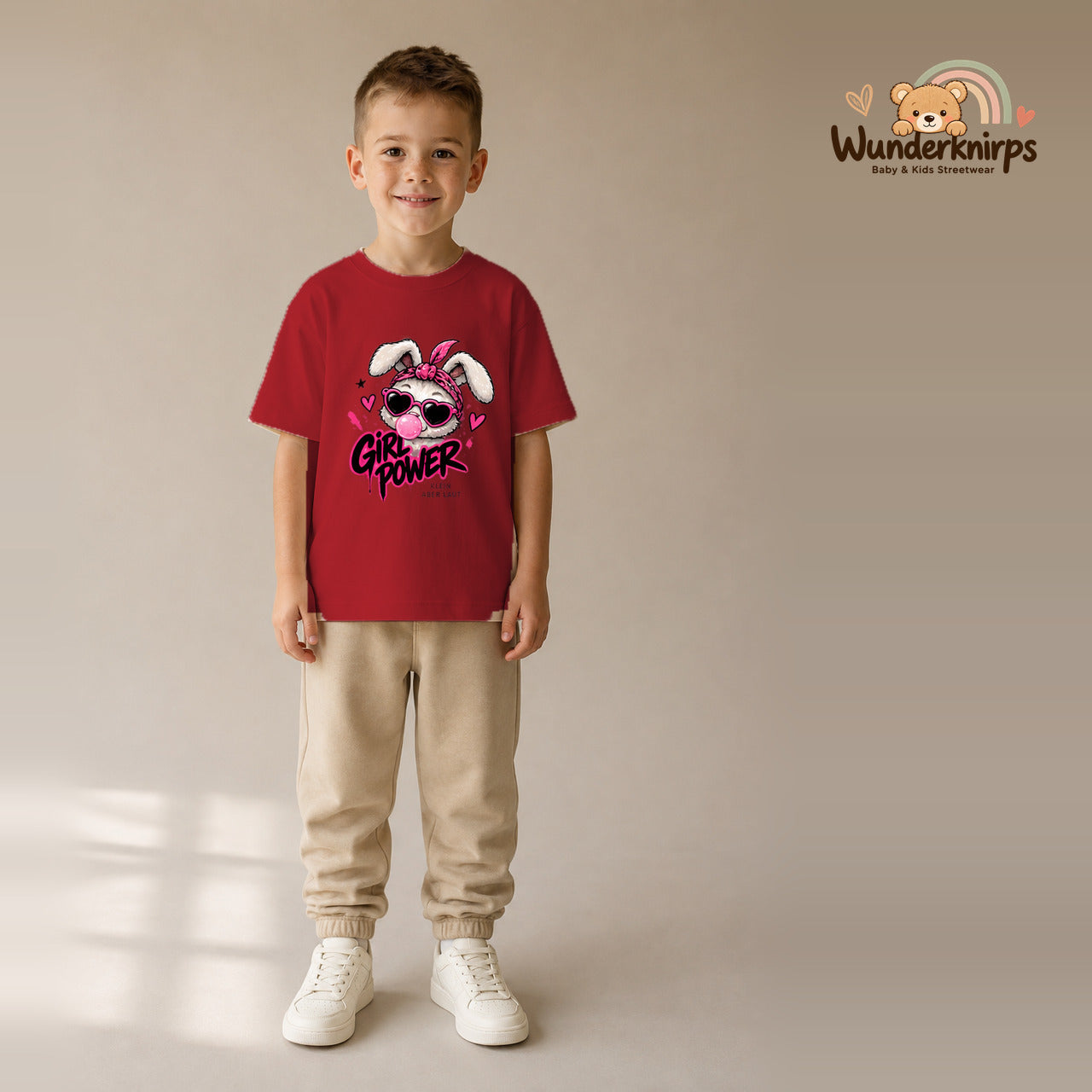 T-Shirt für Jungen in Rot mit Motiv „Girl Power“, getragen von einem Kind – Wunderknirps.