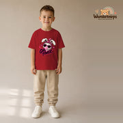 T-Shirt für Jungen in Rot mit Motiv „Girl Power“, getragen von einem Kind – Wunderknirps.