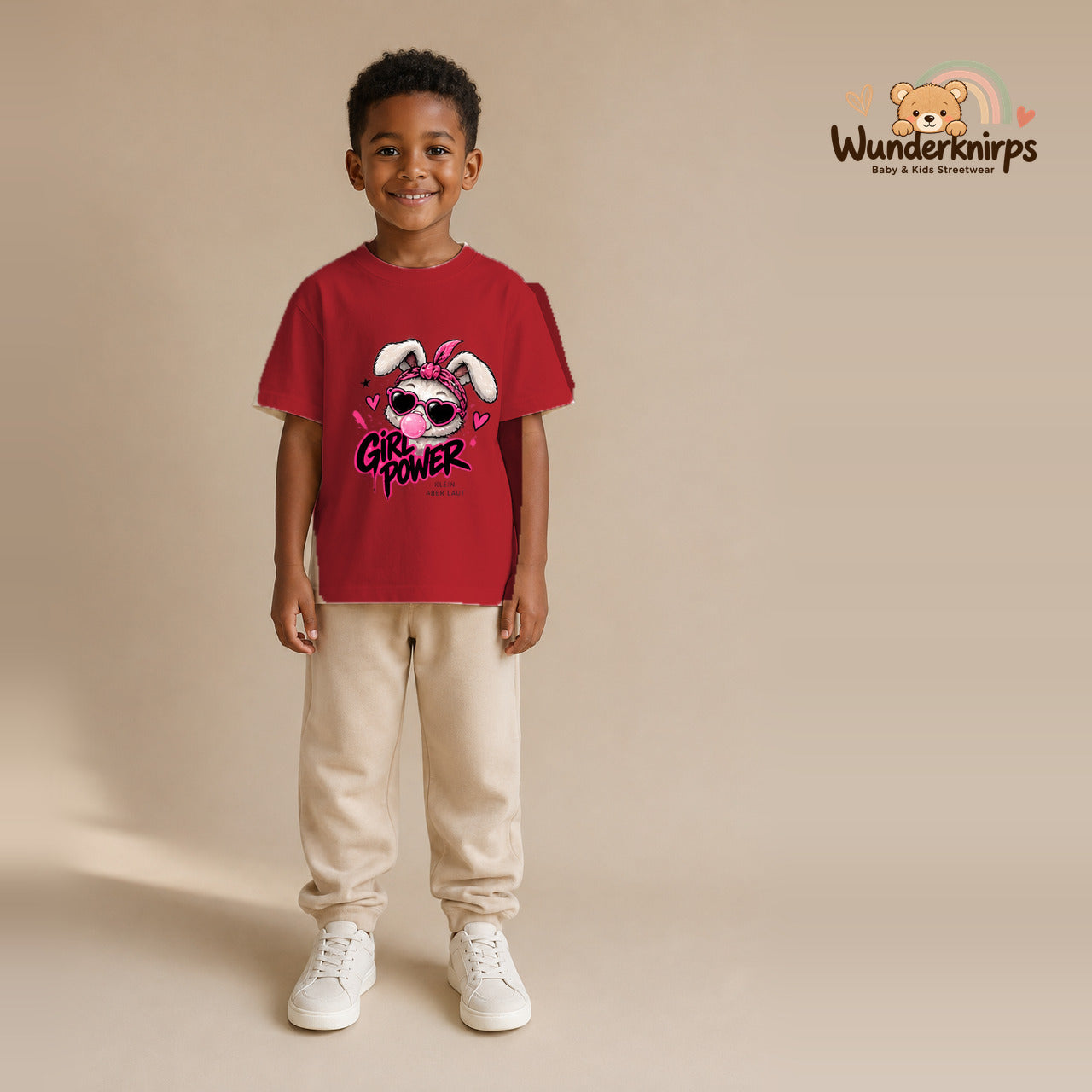 T-Shirt für Jungen in Rot mit Motiv „Girl Power“, getragen von einem Kind – Wunderknirps.