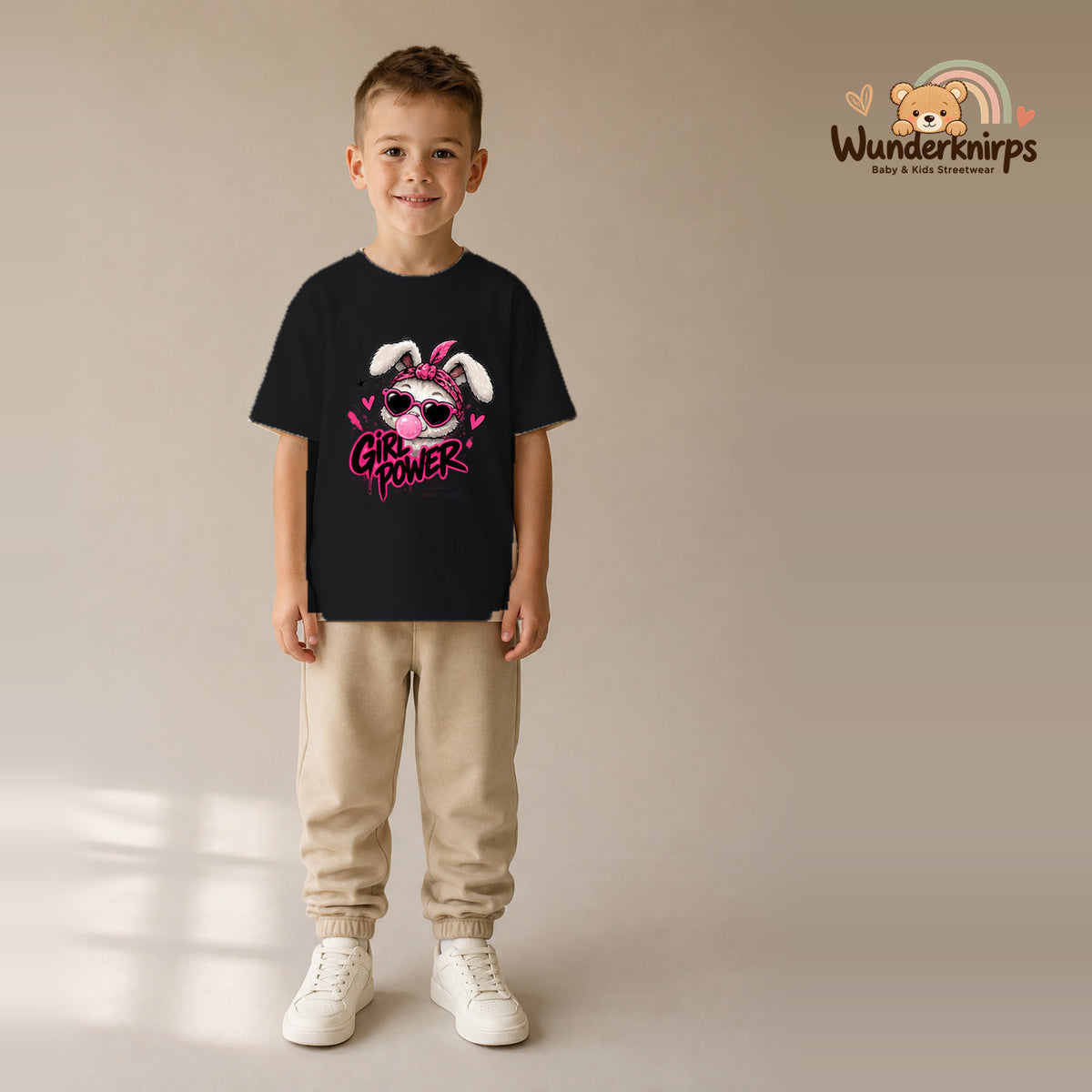 T-Shirt für Jungen in Schwarz mit Motiv „Girl Power“, getragen von einem Kind – Wunderknirps.