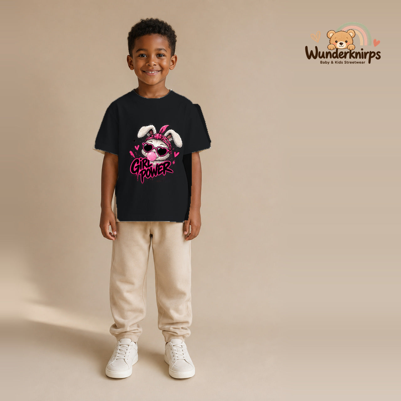 T-Shirt für Jungen in Schwarz mit Motiv „Girl Power“, getragen von einem Kind – Wunderknirps.