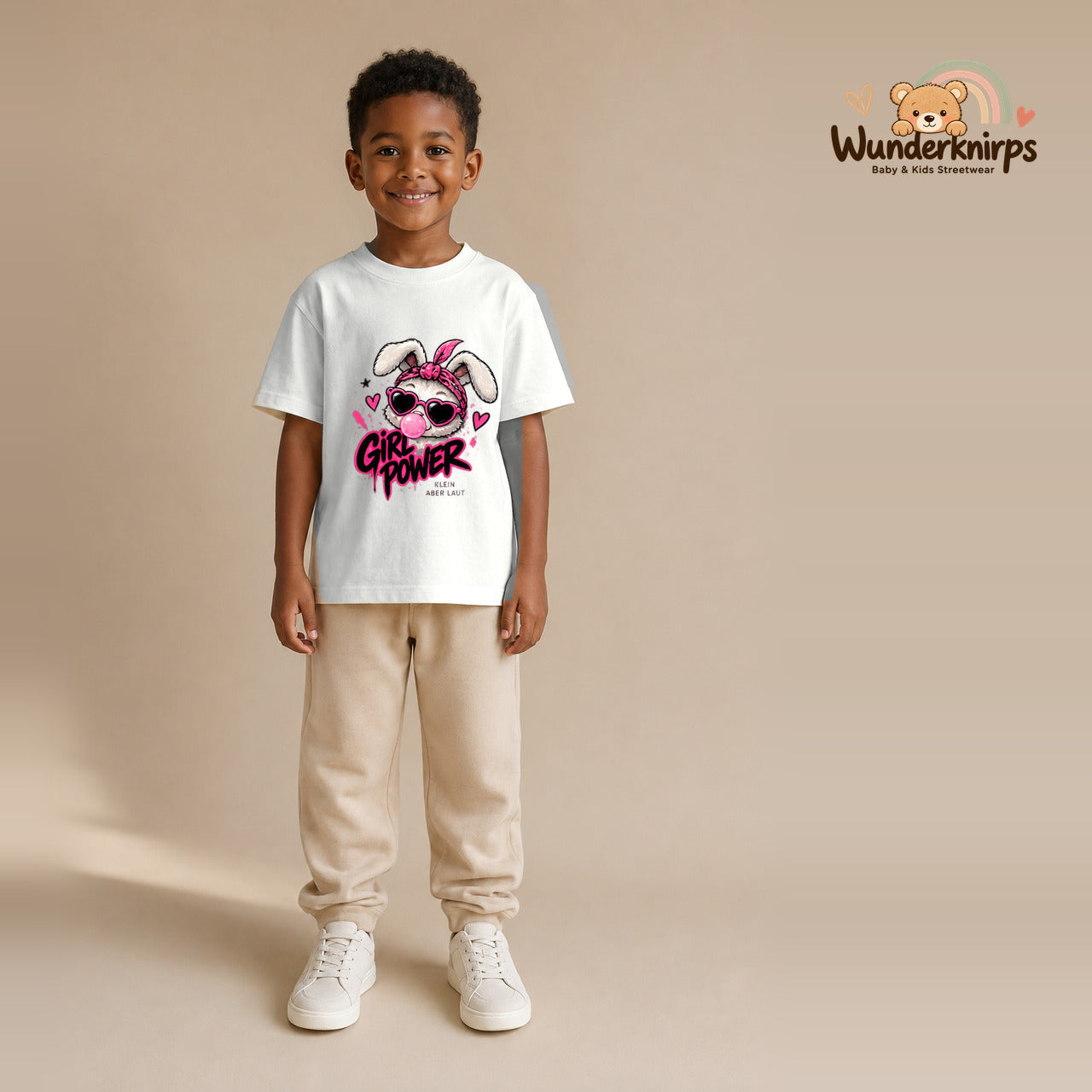 T-Shirt für Jungen in Weiß mit Motiv „Girl Power“, getragen von einem Kind – Wunderknirps.