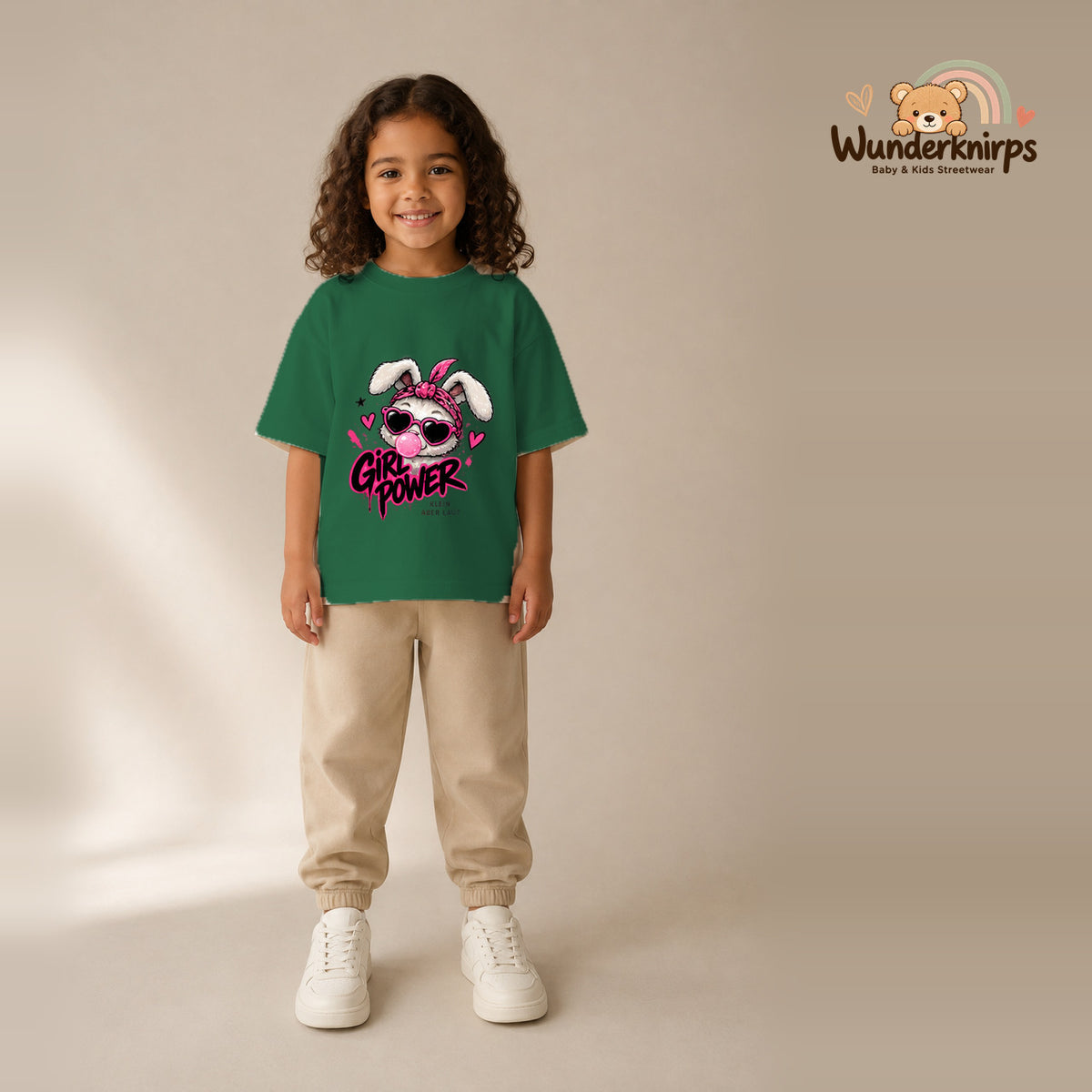 T-Shirt für Mädchen in Grün mit Motiv „Girl Power“, getragen von einem Kind – Wunderknirps.