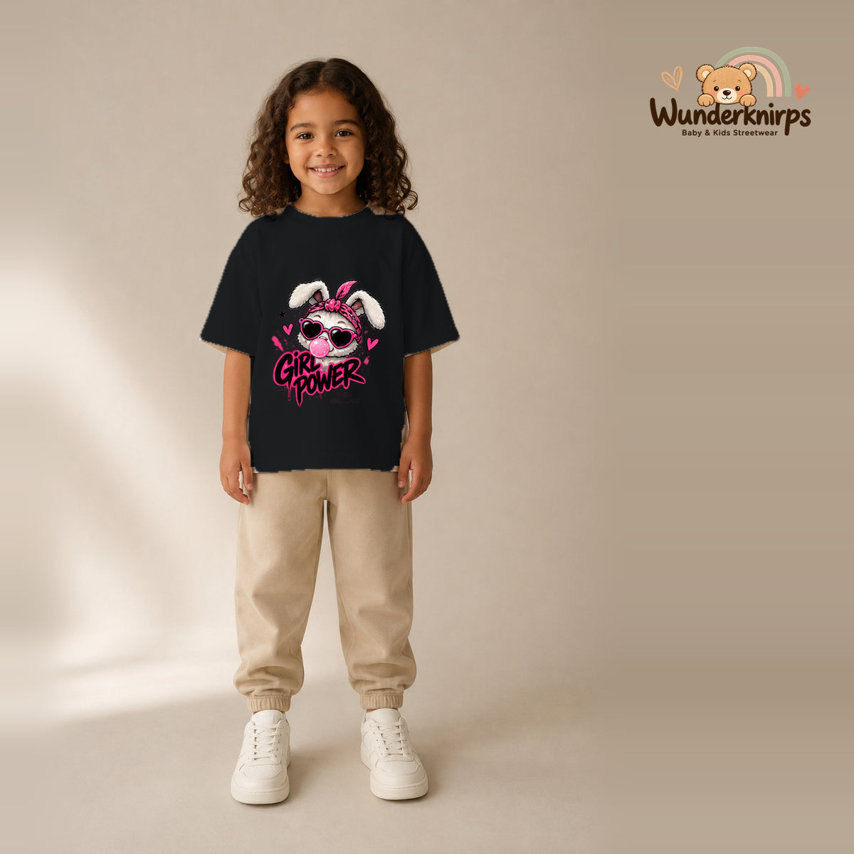 T-Shirt für Mädchen in Schwarz mit Motiv „Girl Power“, getragen von einem Kind – Wunderknirps.