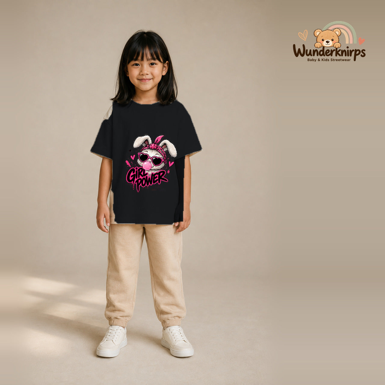 T-Shirt für Mädchen in Schwarz mit Motiv „Girl Power“, getragen von einem Kind – Wunderknirps.
