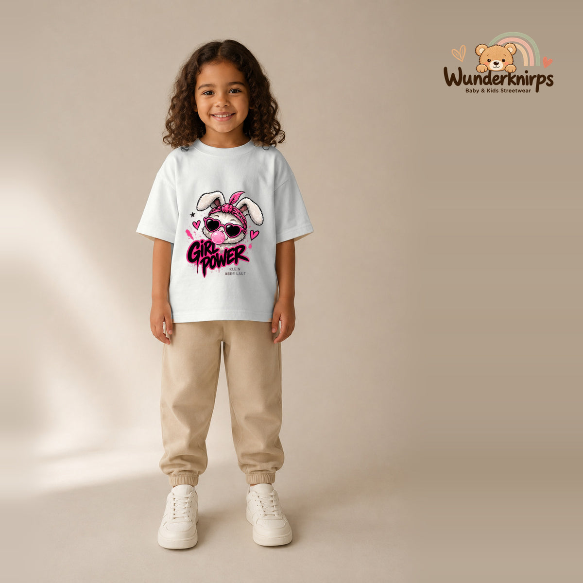T-Shirt für Mädchen in Weiß mit Motiv „Girl Power“, getragen von einem Kind – Wunderknirps.