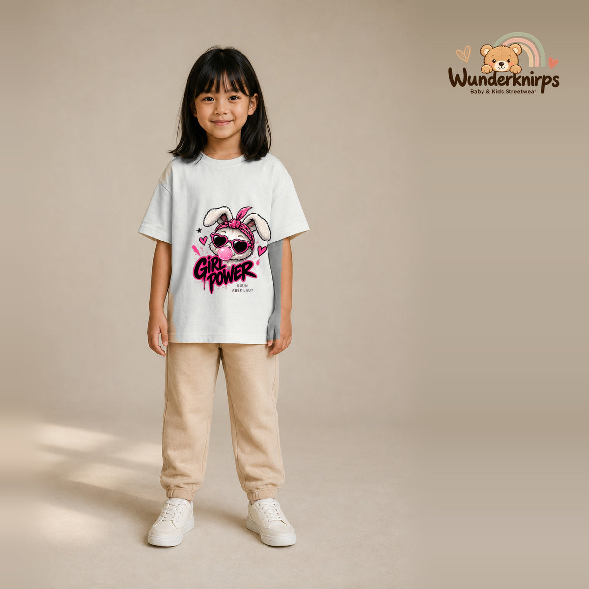 T-Shirt für Mädchen in Weiß mit Motiv „Girl Power“, getragen von einem Kind – Wunderknirps.