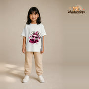 T-Shirt für Mädchen in Weiß mit Motiv „Girl Power“, getragen von einem Kind – Wunderknirps.