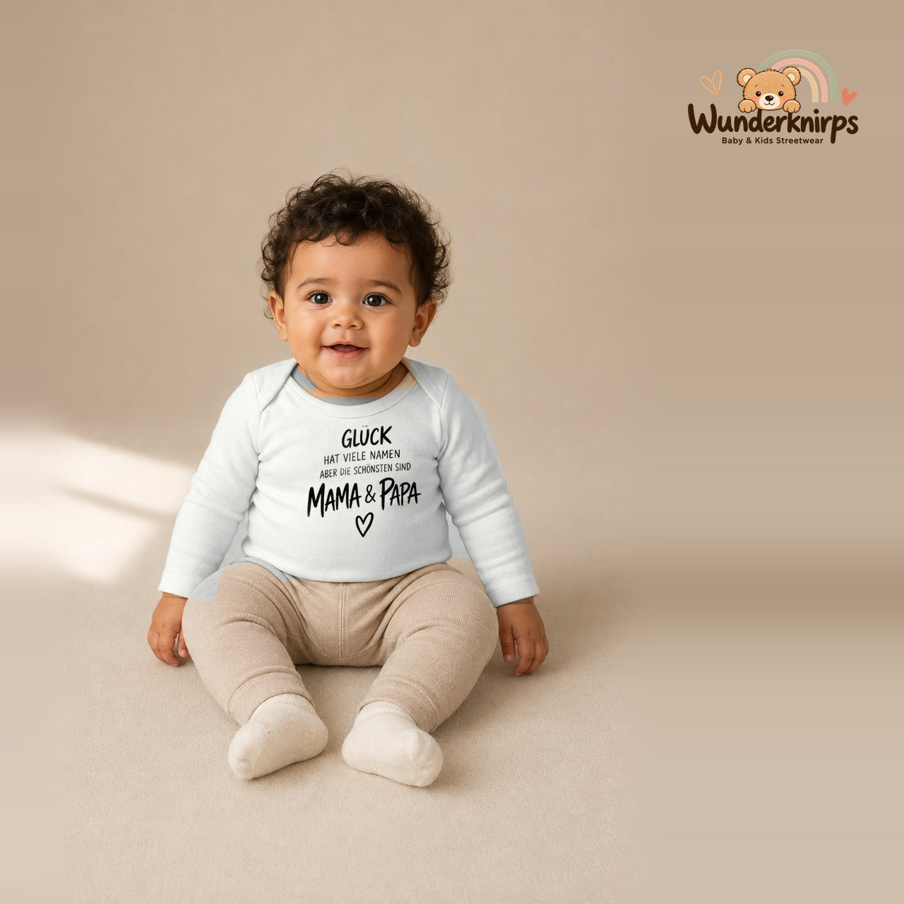 Babybody für Jungen in Weiß mit Motiv „Glück Mama und Papa“, getragen von einem Kind – Wunderknirps.