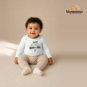 Babybody für Jungen in Weiß mit Motiv „Glück Mama und Papa“, getragen von einem Kind – Wunderknirps.