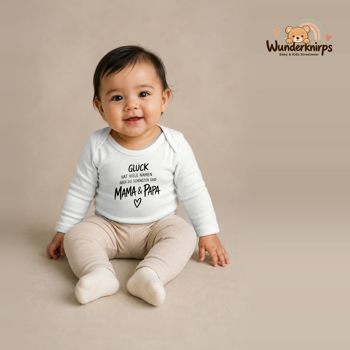Babybody für Mädchen in Weiß mit Motiv „Glück Mama und Papa“, getragen von einem Kind – Wunderknirps.