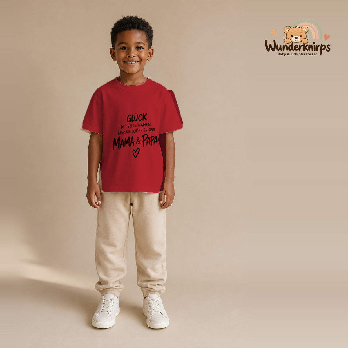 T-Shirt für Jungen in Rot mit Motiv „Glück Mama und Papa“, getragen von einem Kind – Wunderknirps.