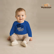 Babybody für Jungen in Blau mit Motiv „Good Kids Bad Rules“, getragen von einem Kind – Wunderknirps.