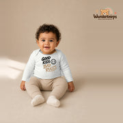 Babybody für Jungen in Weiß mit Motiv „Good Kids Bad Rules“, getragen von einem Kind – Wunderknirps.