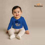 Babybody für Mädchen in Blau mit Motiv „Good Kids Bad Rules“, getragen von einem Kind – Wunderknirps.