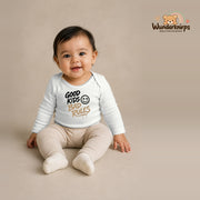 Babybody für Mädchen in Weiß mit Motiv „Good Kids Bad Rules“, getragen von einem Kind – Wunderknirps.