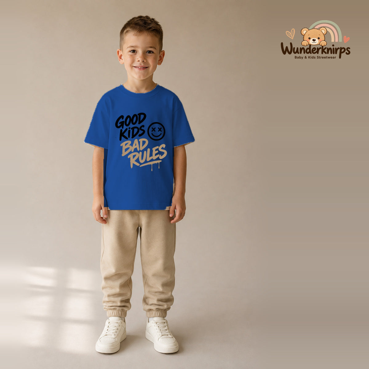 T-Shirt für Jungen in Blau mit Motiv „Good Kids Bad Rules“, getragen von einem Kind – Wunderknirps.