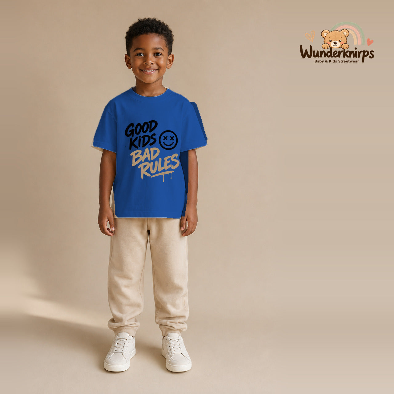 T-Shirt für Jungen in Blau mit Motiv „Good Kids Bad Rules“, getragen von einem Kind – Wunderknirps.
