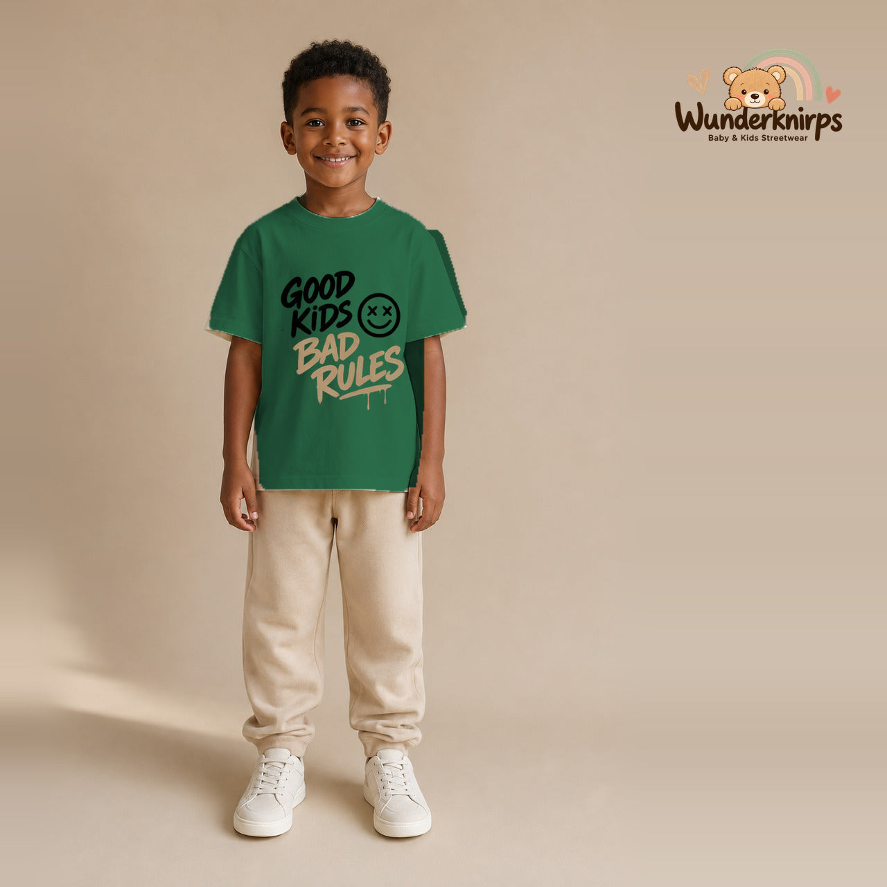 T-Shirt für Jungen in Grün mit Motiv „Good Kids Bad Rules“, getragen von einem Kind – Wunderknirps.