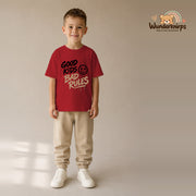 T-Shirt für Jungen in Rot mit Motiv „Good Kids Bad Rules“, getragen von einem Kind – Wunderknirps.