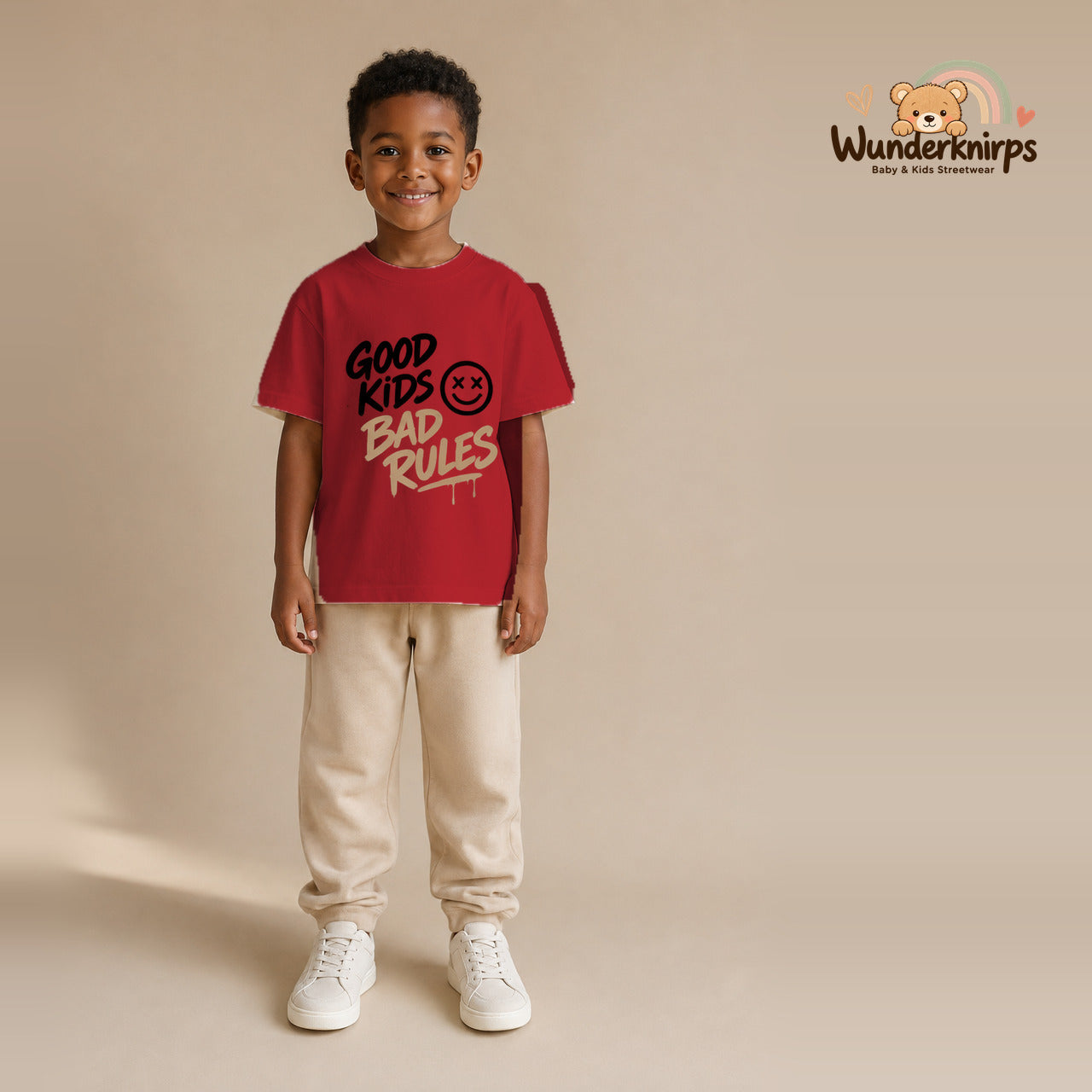 T-Shirt für Jungen in Rot mit Motiv „Good Kids Bad Rules“, getragen von einem Kind – Wunderknirps.
