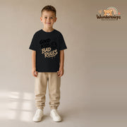T-Shirt für Jungen in Schwarz mit Motiv „Good Kids Bad Rules“, getragen von einem Kind – Wunderknirps.