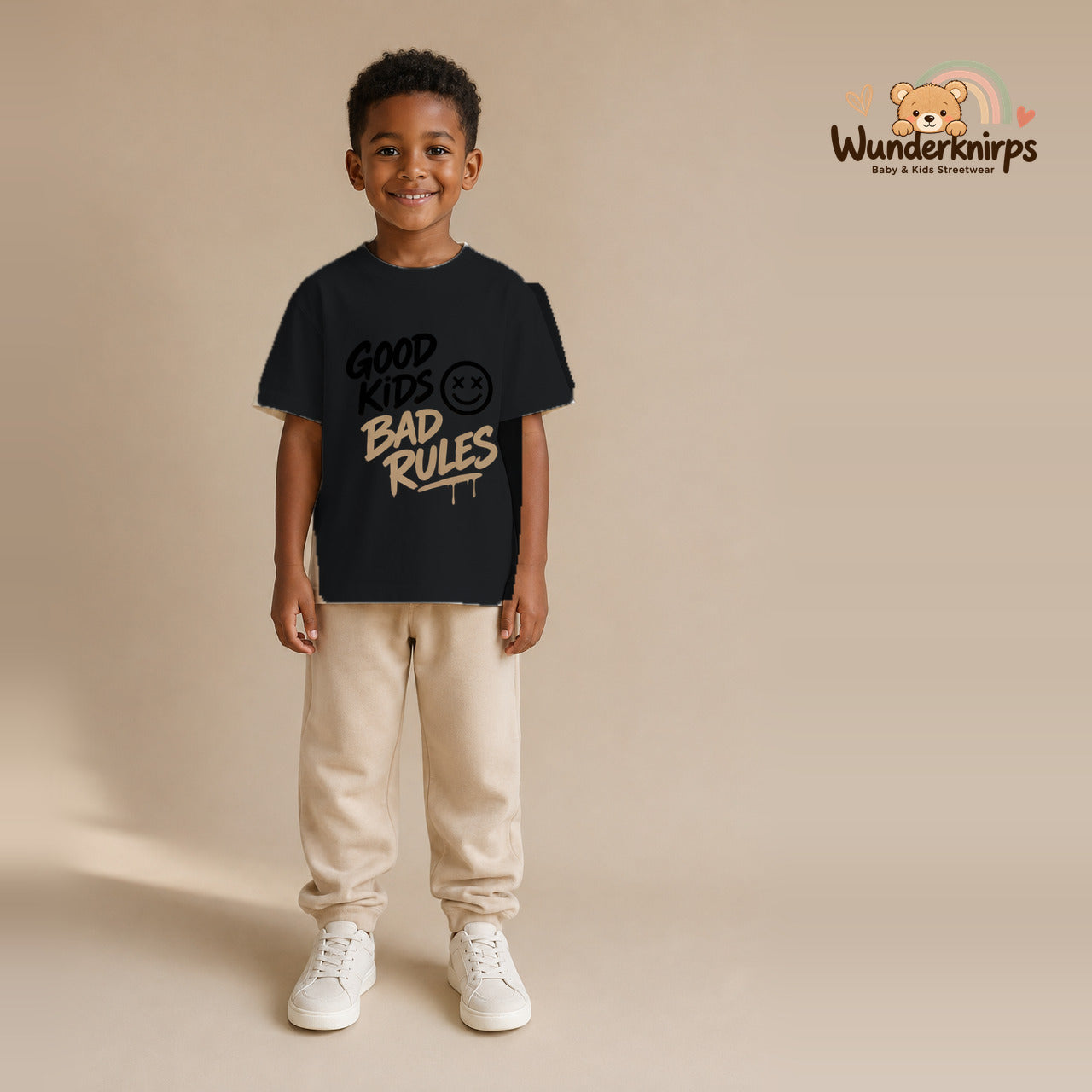 T-Shirt für Jungen in Schwarz mit Motiv „Good Kids Bad Rules“, getragen von einem Kind – Wunderknirps.