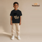 T-Shirt für Jungen in Schwarz mit Motiv „Good Kids Bad Rules“, getragen von einem Kind – Wunderknirps.