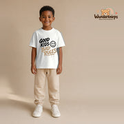 T-Shirt für Jungen in Weiß mit Motiv „Good Kids Bad Rules“, getragen von einem Kind – Wunderknirps.