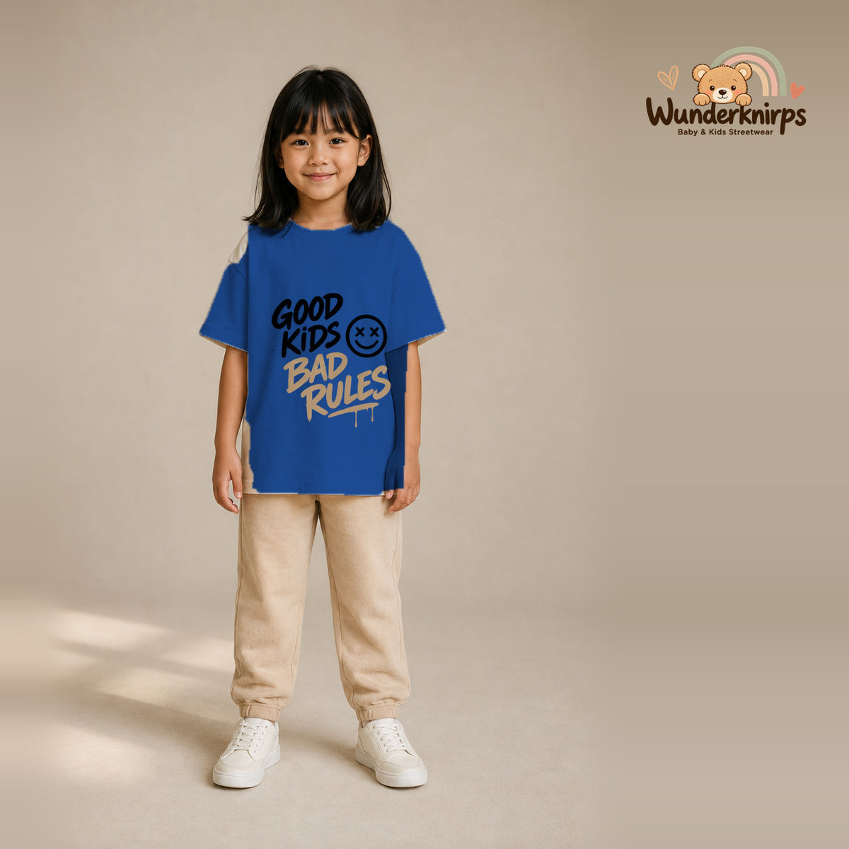 T-Shirt für Mädchen in Blau mit Motiv „Good Kids Bad Rules“, getragen von einem Kind – Wunderknirps.